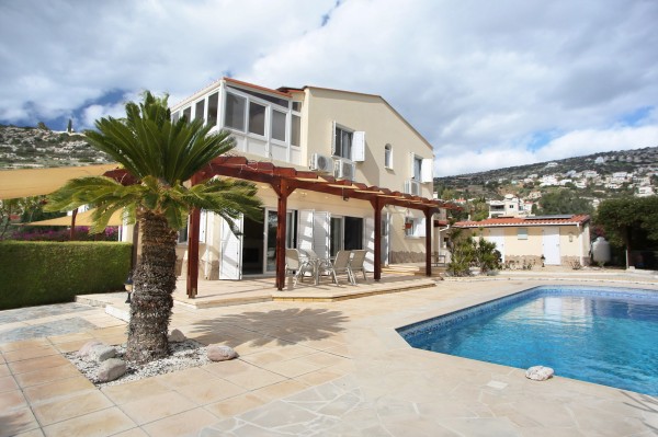 3 Bedroom Villa in Peyia